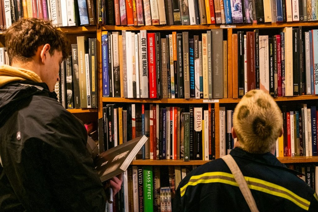 Why Community Reviews Beat Traditional Book Critiques Featured Image 3 1024x683